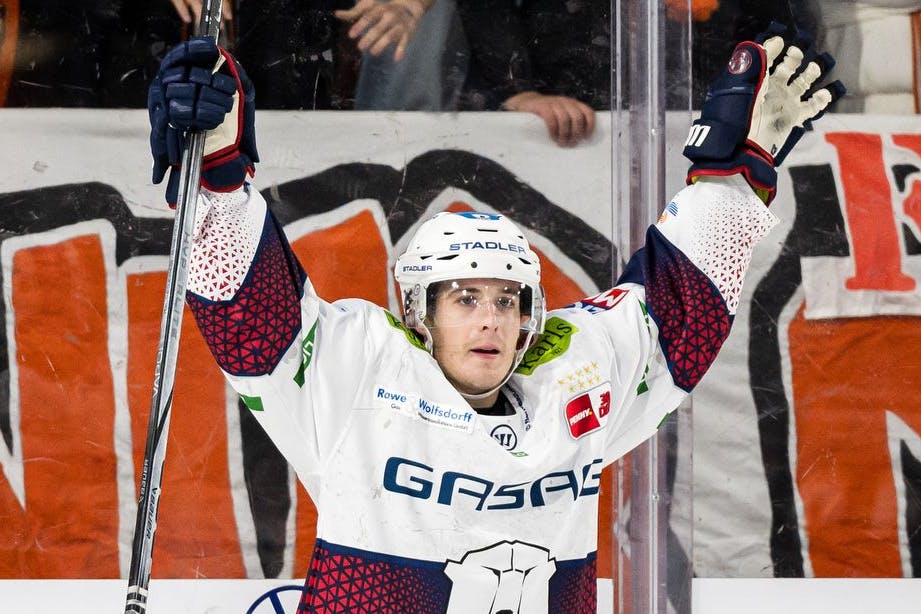 In Wolfsburg sind noch nicht mal drei Minuten gespielt, da jubelt Eisbär Ty Ronning schon über sein Tor zum 1:0.