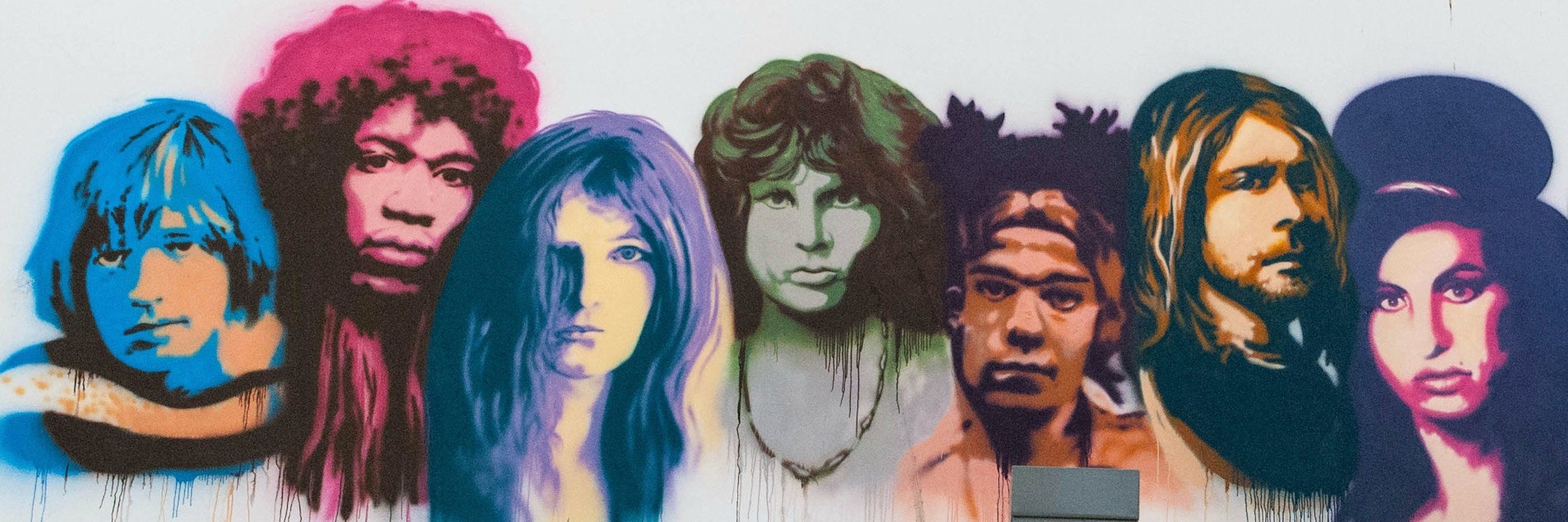 Ein <a href="https://de.wikipedia.org/wiki/Graffiti">Graffito</a> in <a href="https://de.wikipedia.org/wiki/Tel_Aviv">Tel Aviv</a> ergänzt den Maler <a href="https://de.wikipedia.org/wiki/Jean-Michel_Basquiat">Jean-Michel Basquiat</a> (dritter von rechts) zum Club 27 von links: <a href="https://de.wikipedia.org/wiki/Brian_Jones_(Musiker)">Brian Jones</a>, <a href="https://de.wikipedia.org/wiki/Jimi_Hendrix">Jimi Hendrix</a>, <a href="https://de.wikipedia.org/wiki/Janis_Joplin">Janis Joplin</a>, <a href="https://de.wikipedia.org/wiki/Jim_Morrison">Jim Morrison</a>, <a href="https://de.wikipedia.org/wiki/Kurt_Cobain">Kurt Cobain</a> und <a href="https://de.wikipedia.org/wiki/Amy_Winehouse">Amy Winehouse</a>.