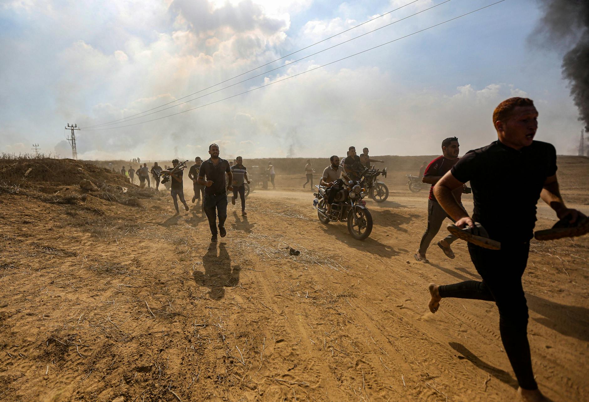 Palästinenser überqueren den Grenzzaun zwischen dem Gazastreifen und Israel in Khan Yunis im Süden des Gazastreifens.