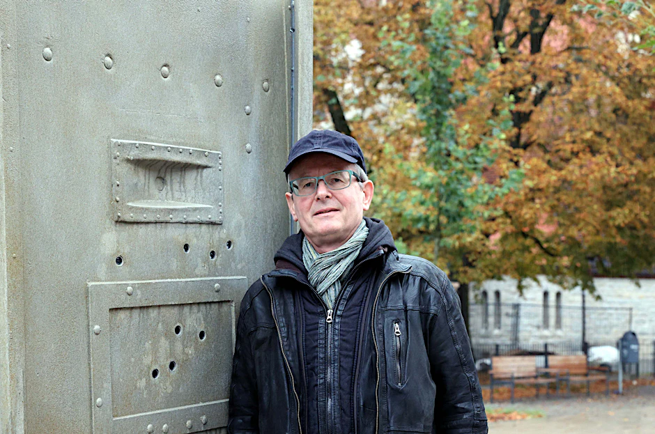 Künstler Roland Fuhrmann neben dem von ihm geschaffenen Denkmal am Roedeliusplatz in Lichtenberg.