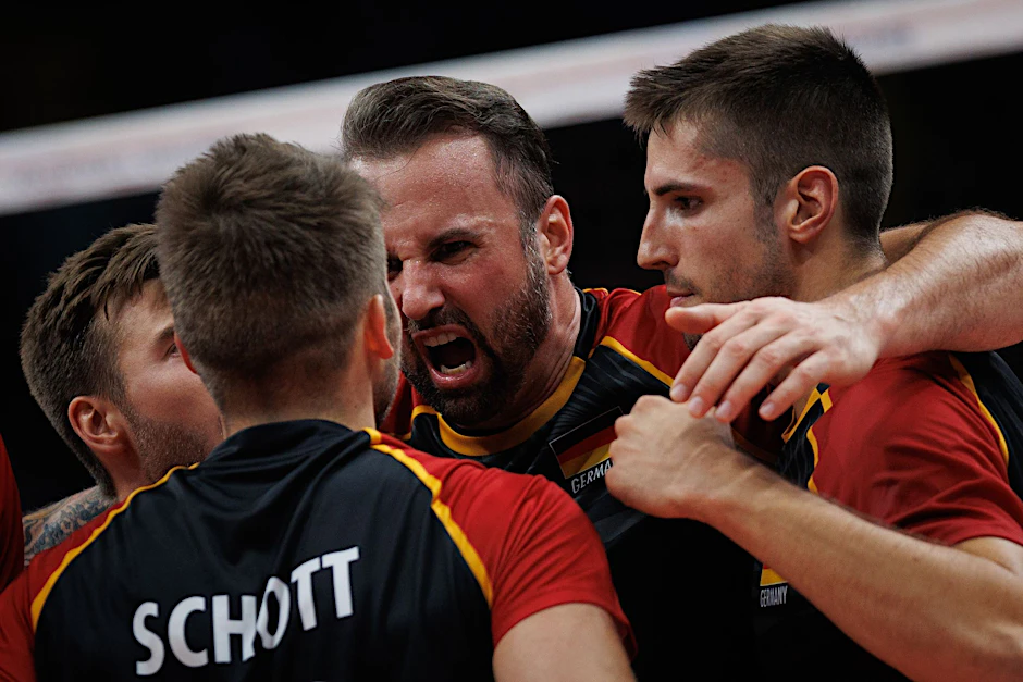 Die deutschen Volleyballer um Georg Grozer (M) haben beste Chancen, sich für die Olympischen Spiele in Paris zu qualifizieren.  