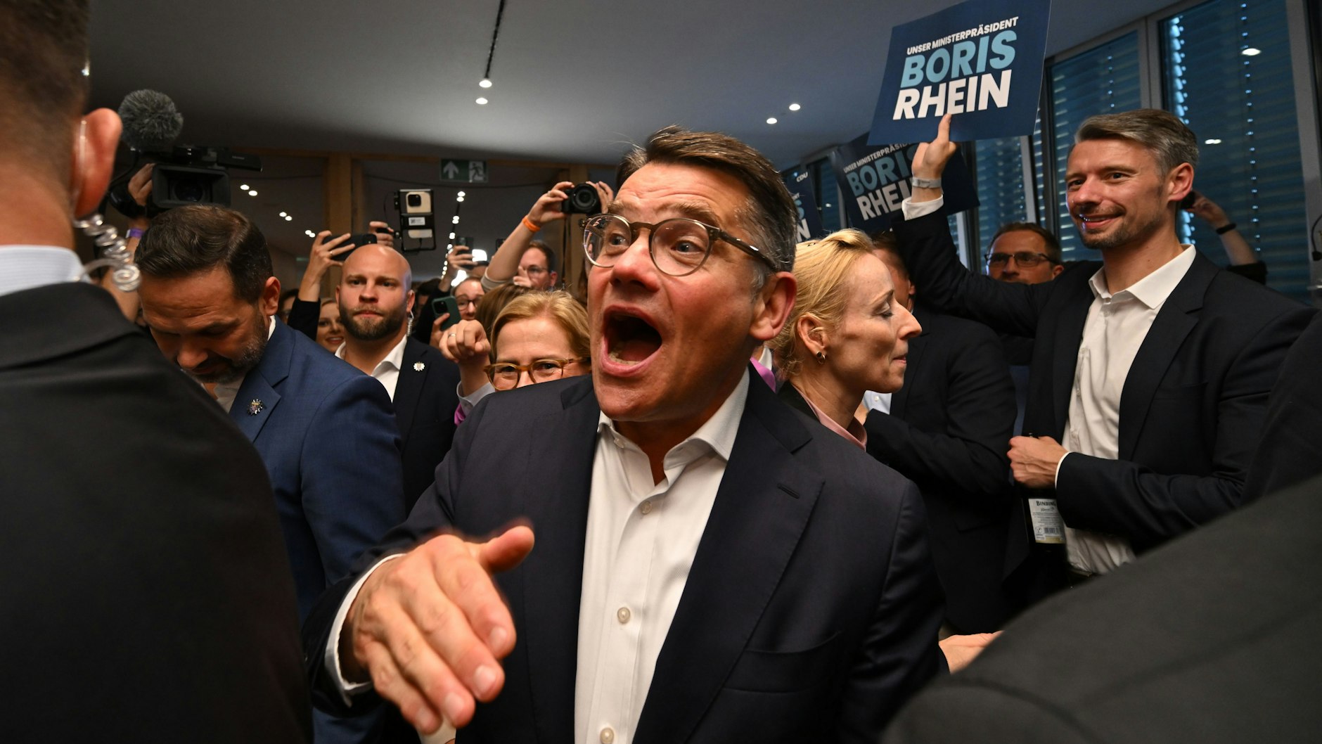 Boris Rhein, Spitzenkandidat der CDU und Ministerpräsident von Hessen, reagiert nach der Veröffentlichung der ersten Prognose zur Landtagswahl in Hessen auf der CDU-Wahlparty.