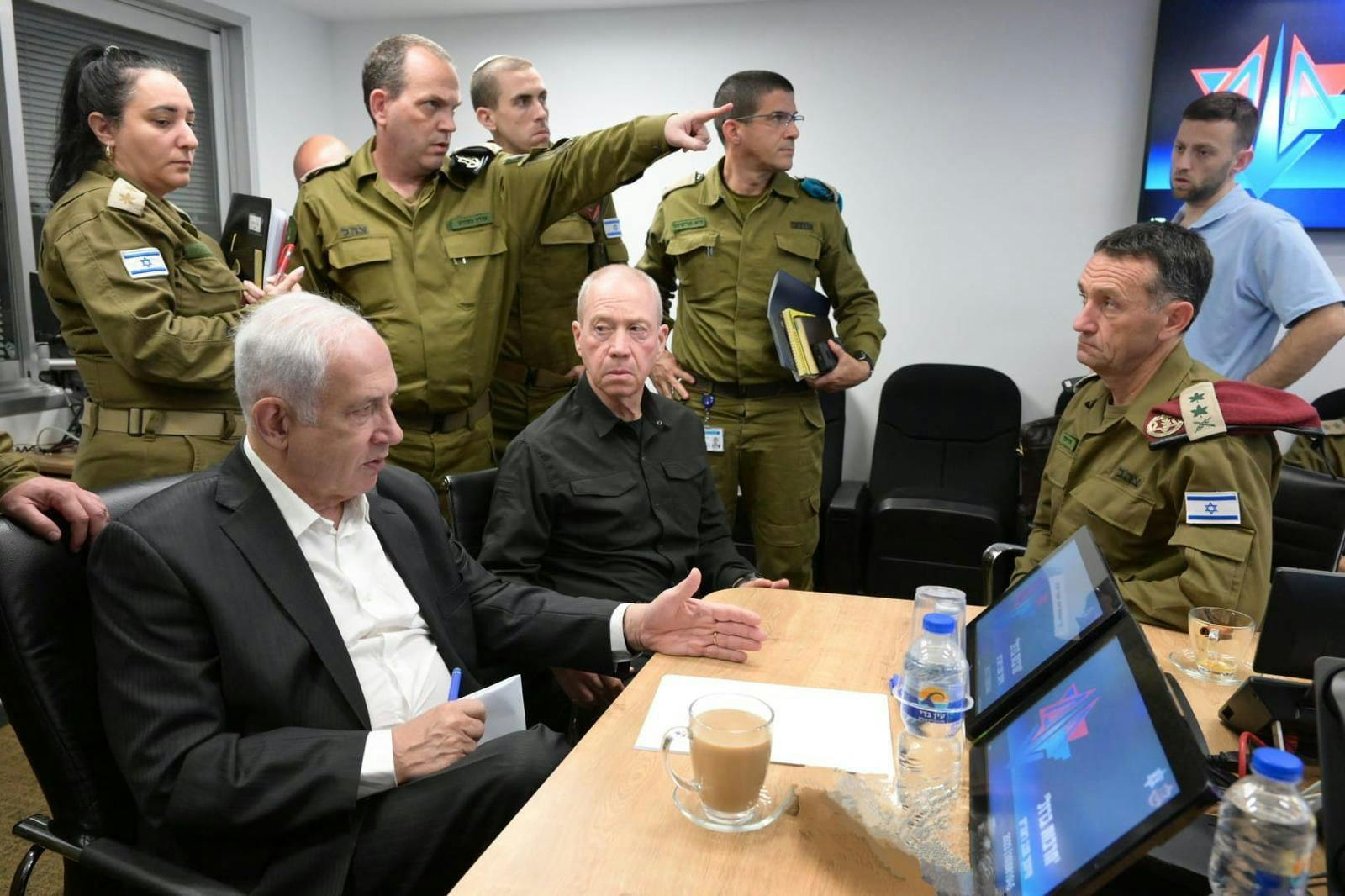 Tel Aviv: Benjamin Netanjahu (l-r), Ministerpräsident von Israel, und Yoav Gallant, Verteidigungsminister von Isral, besprechen im Hauptquartier der Israelischen Verteidigungskräfte (IDF) die aktuelle Lage im Konflikt zwischen Israel und der militanten Palästinensergruppe Hamas.
