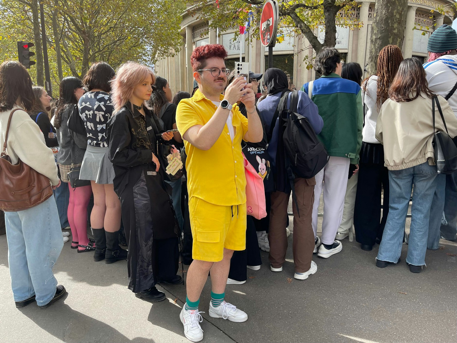 Ein Zuschauer, ganz in sonnigem Gelb.