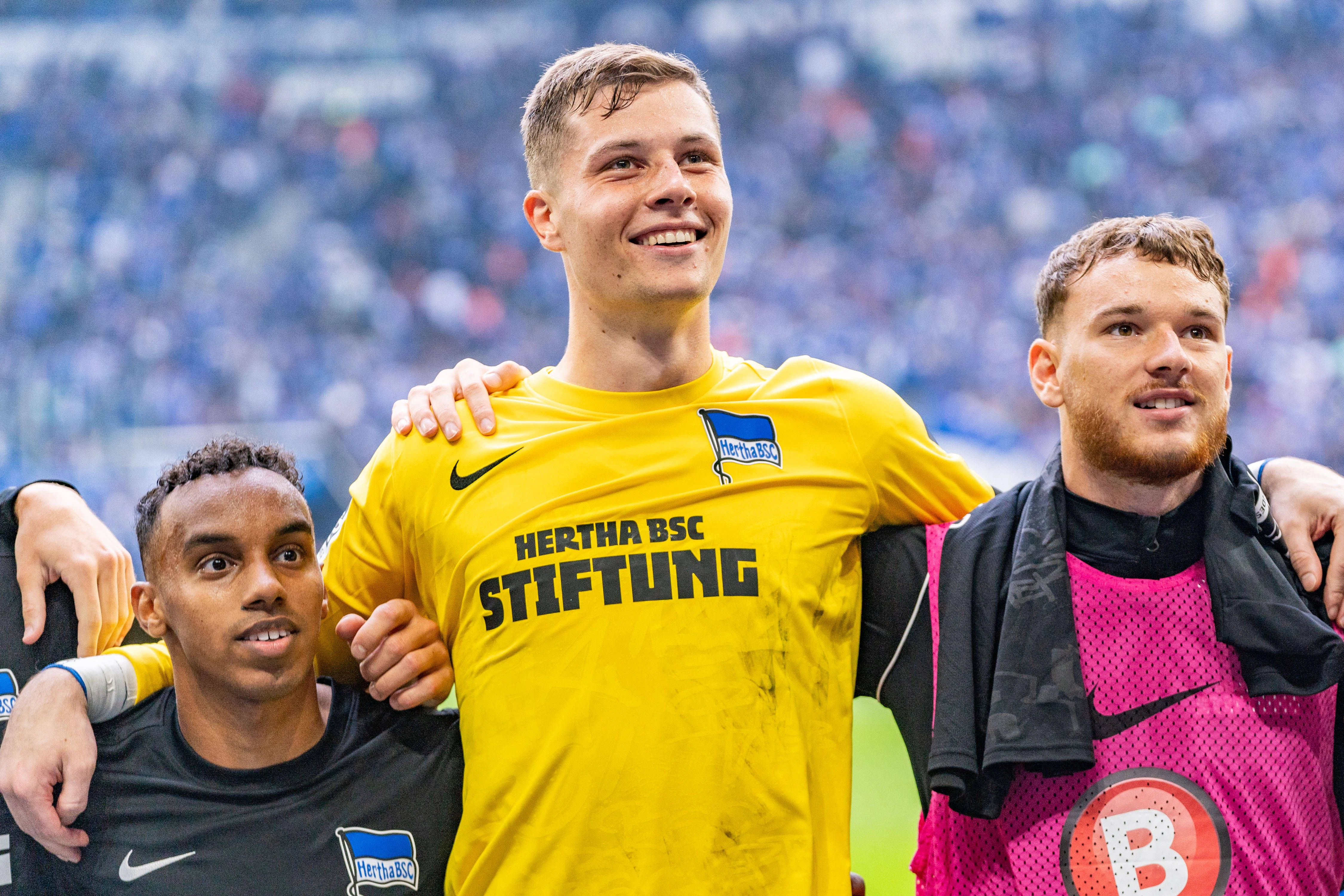 Tjark Ernst feierte mit seinen Kollegen und den 5000 mitgereisten Hertha-Fans den wichtigen Sieg auf Schalke.