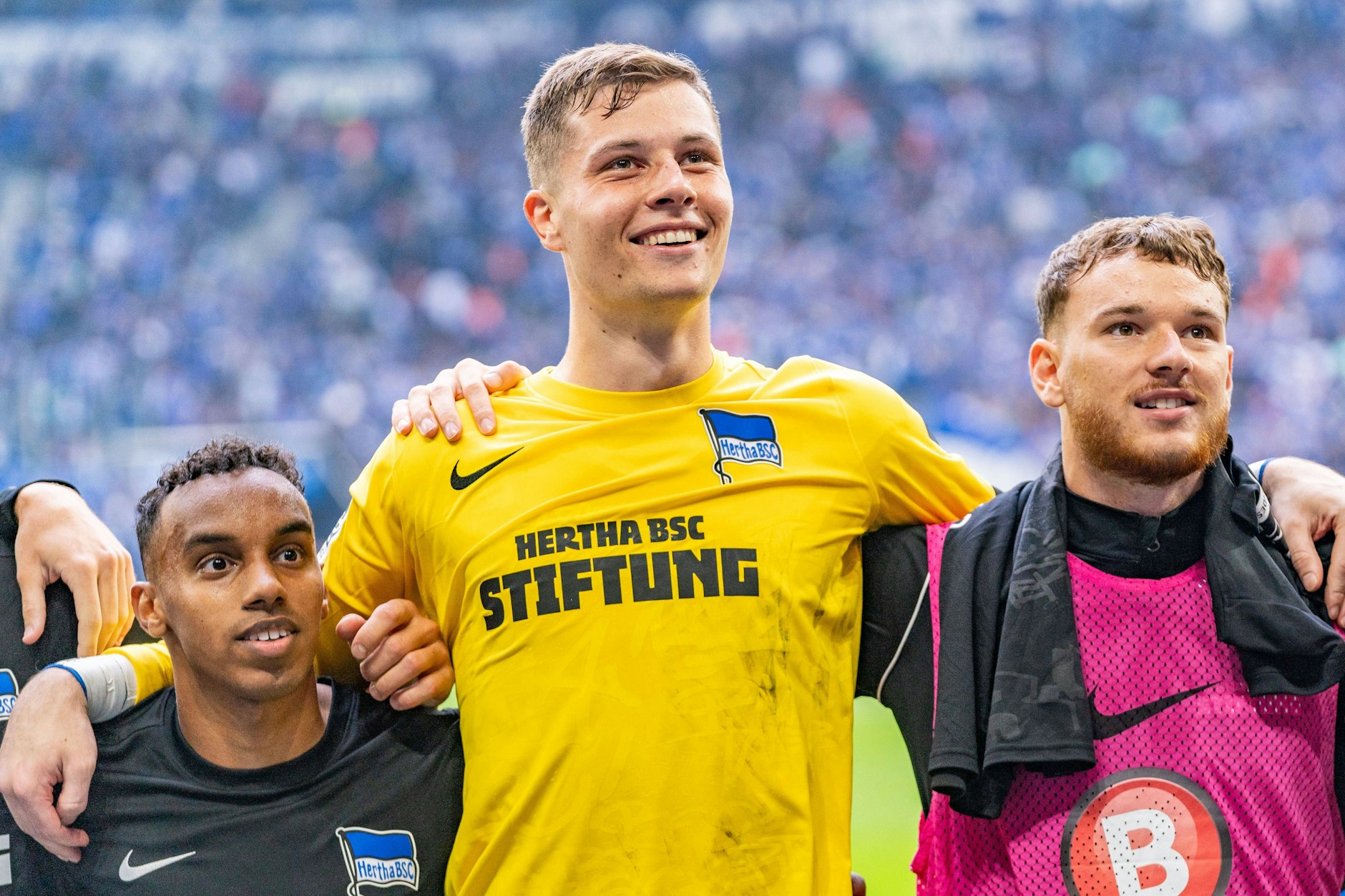 Tjark Ernst feierte mit seinen Kollegen und den 5000 mitgereisten Hertha-Fans den wichtigen Sieg auf Schalke.
