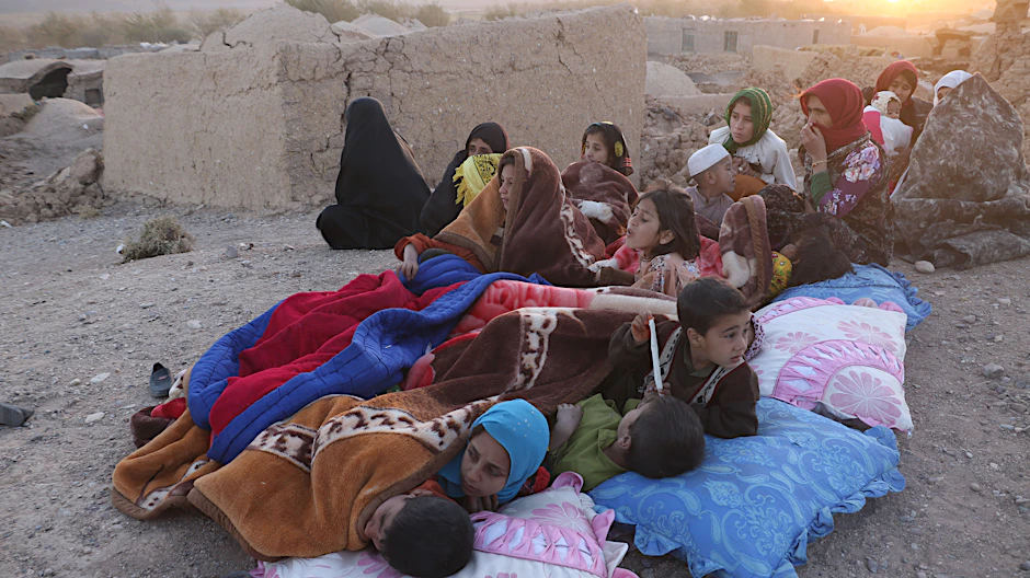 Menschen, die von Erdbeben betroffen sind, ruhen im Freien im afghanischen Herat aus.