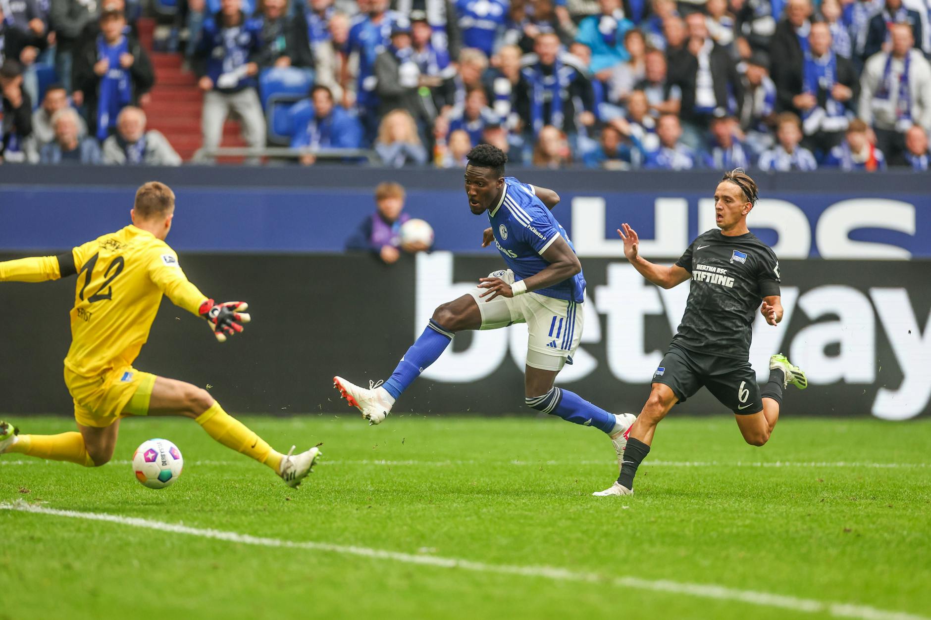 Torhüter Tjark Ernst (20) zeigte seine Klasse gleich mehrfach, rettete Hertha BSC auf Schalke mit tollen Paraden.