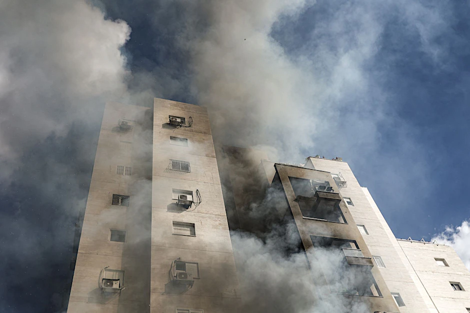Rauch steigt aus einem Wohnhaus in Ashkelon auf:&nbsp;Nach massiven Angriffen aus dem palästinensischen Gazastreifen auf Israel hat die israelische Armee den Kriegszustand erklärt.&nbsp;