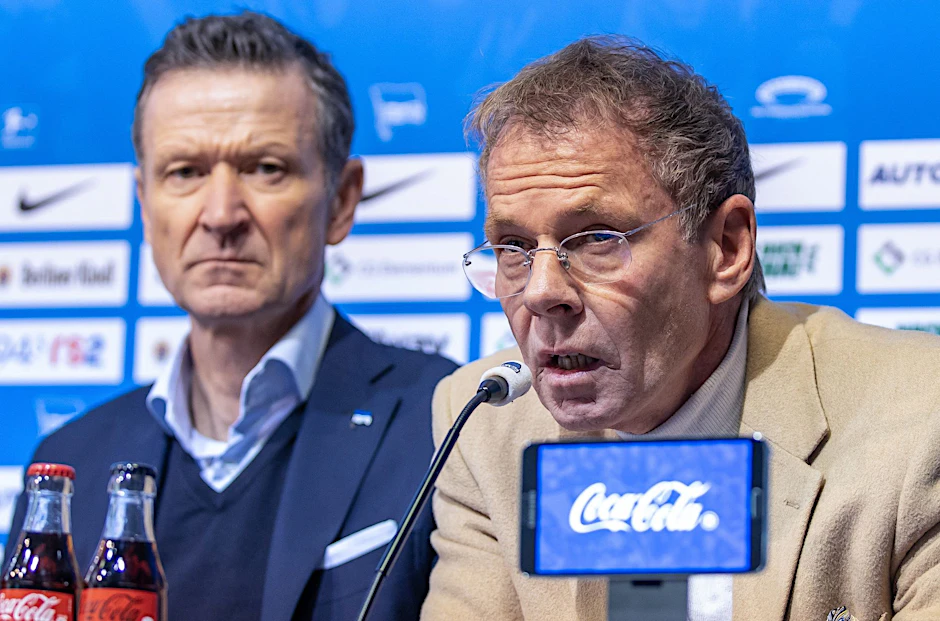 ARCHIV - Klaus Brüggemann (r), Aufsichtsratsvorsitzender von Hertha BSC, spricht neben Thomas Herrich, Kaufmännischer Geschäftsführer von Hertha BSC.  
