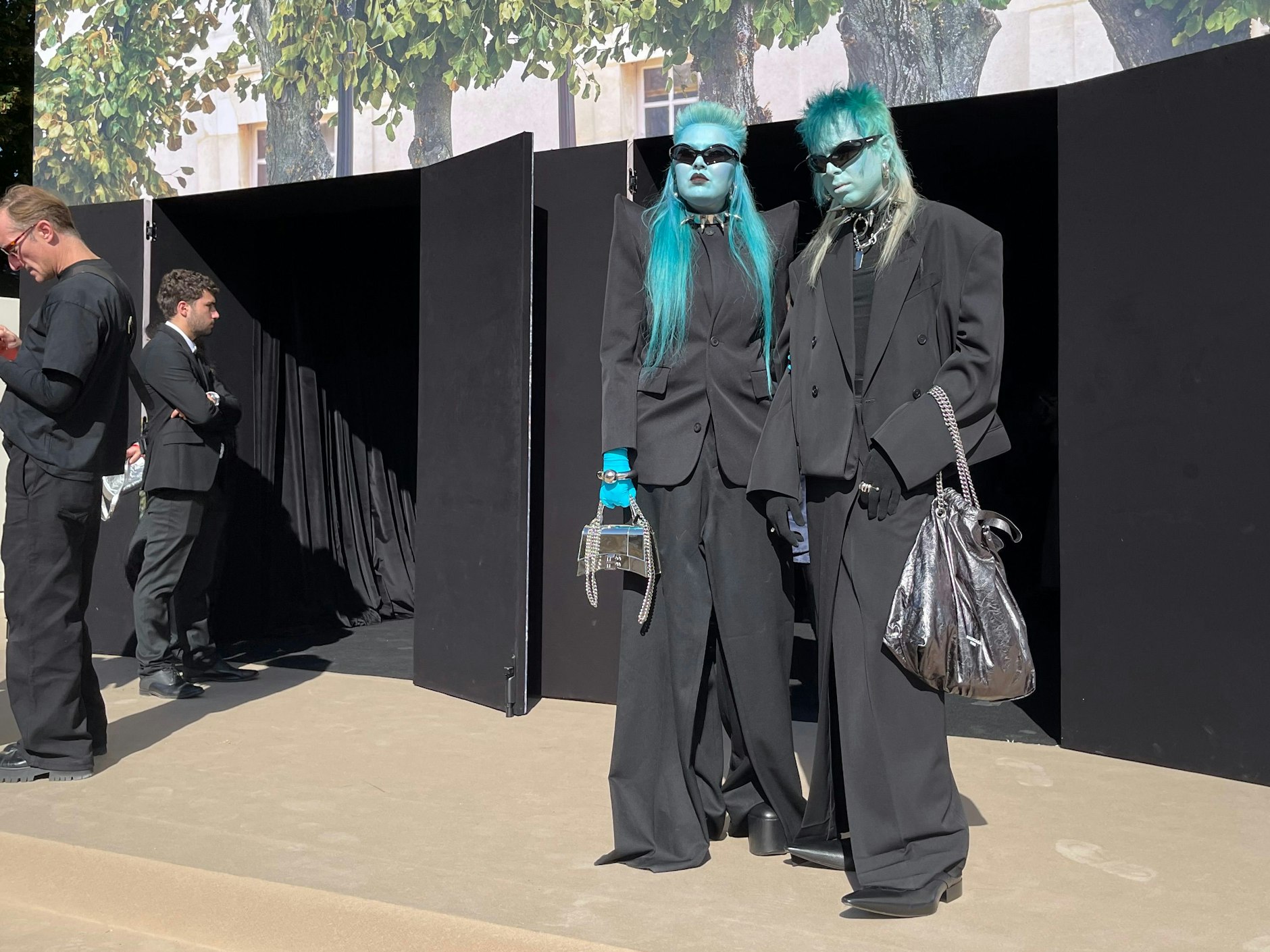 Tracy Sputnik und Joe Salone vom Underground-Act Industra erscheinen zur Balenciaga-Show in gewohnt ausgefallener Kostümierung.