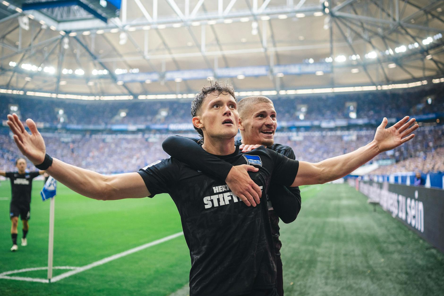 Fabian Reese (l.) bereitete beim Sieg von Hertha BSC gegen Schalke 04 ein Tor vor und erzielte das 2:0 selbst.