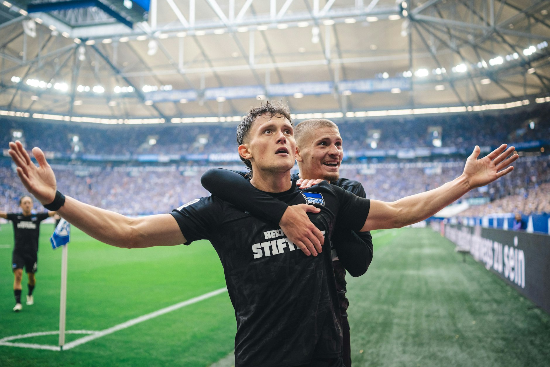 Fabian Reese (l.) bereitete beim Sieg von Hertha BSC gegen Schalke 04 ein Tor vor und erzielte das 2:0 selbst.