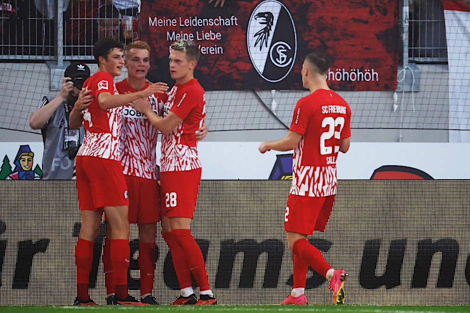 Die Spieler des SC Freiburg bejubeln das 2:0 durch Philipp Lienhart (2.v.l.).  