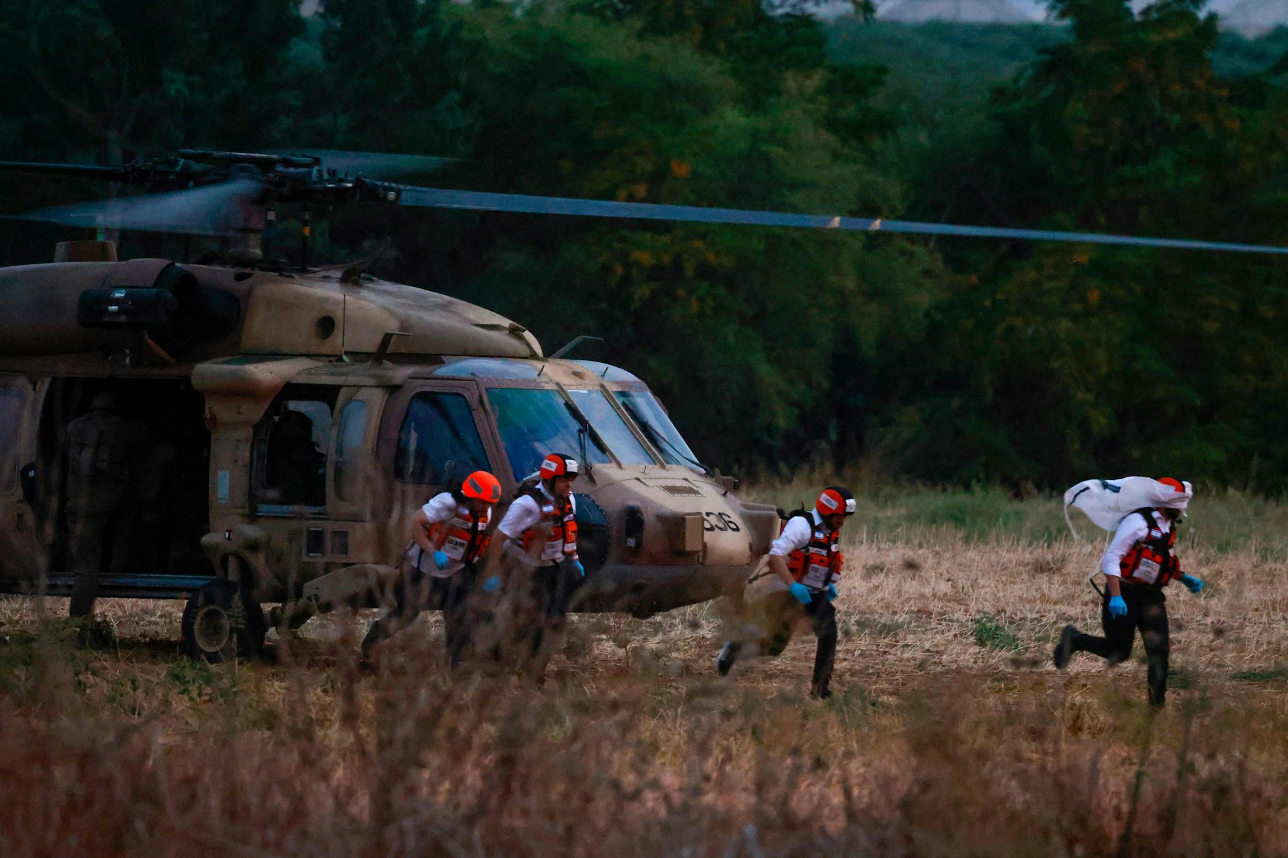 Israelische Rettungsteams treffen am 7. Oktober 2023 in der Nähe der südlichen Stadt Sderot ein, um einen Verwundeten zu evakuieren.