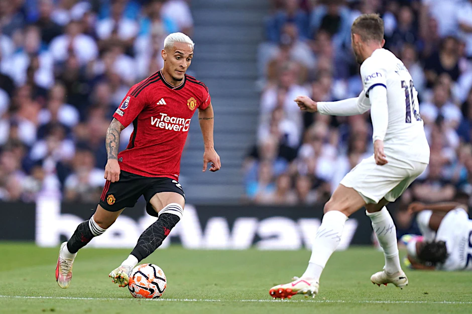 ARCHIV - Trainiert wieder bei Manchester United: Antony (l).  a