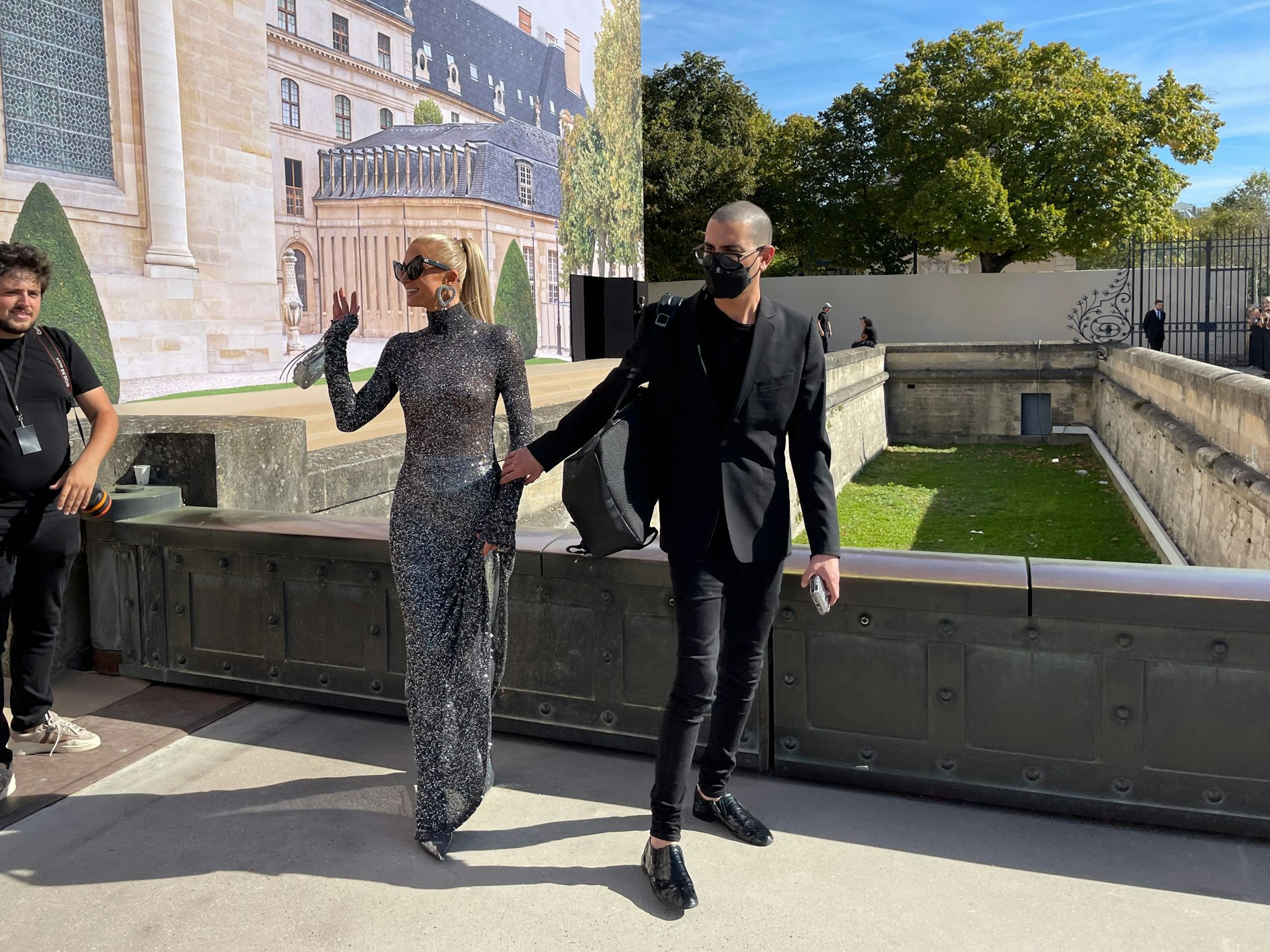 Frisch gepudert lässt Paris Hilton sich dann ewig und drei Tage fotografieren. Ihr Assistent versucht, sie wegzuziehen. Der nächste Programmpunkt in etwa zwei Stunden: der Besuch der Valentino-Show, samt vorhergehendem Umstyling.