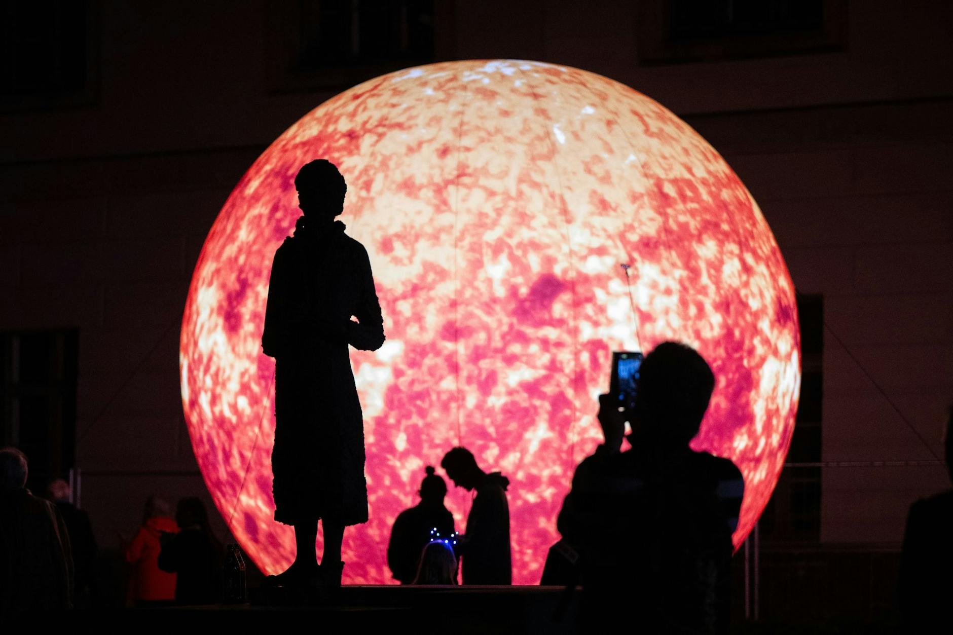 Magisch: An 42 Orten in Berlin werden in diesem Monat im Rahmen des «Festival of Lights» abends Lichtkunstwerke ausgestellt oder Gebäude bunt angestrahlt. Die Besucher genießen das leuchtende Spektakel.