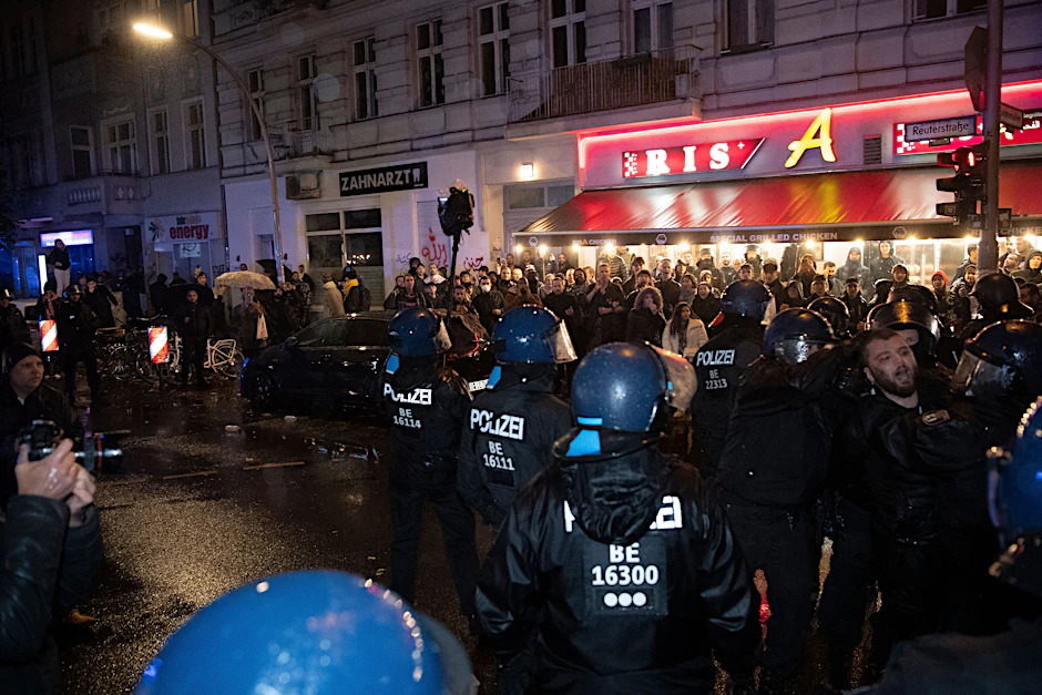 Propalästinensische Demonstranten und Einsatzkräfte der Polizei treffen am Sonnabend auf der Sonnenallee in Neukölln aufeinander.