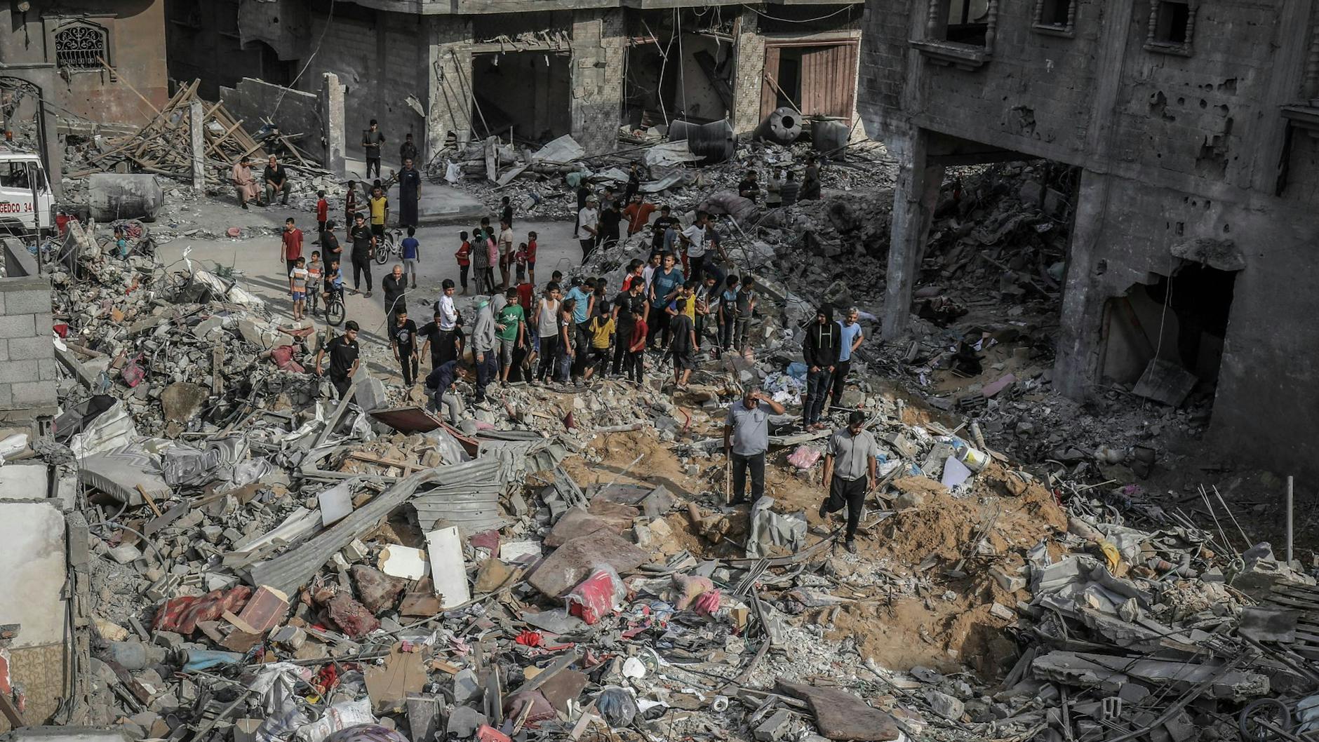 Palästinenser inspizieren zerstörte Gebäude in Rafah.