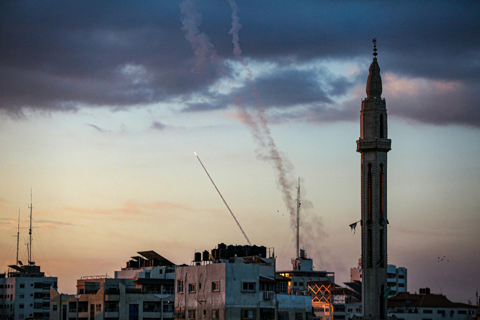 Am Himmel über Gaza-Stadt sind Raketen zu sehen, die in Richtung Israel fliegen. Militante Palästinenser im Gazastreifen haben am frühen Morgen unerwartet Dutzende von Raketen auf Ziele in Israel abgefeuert.