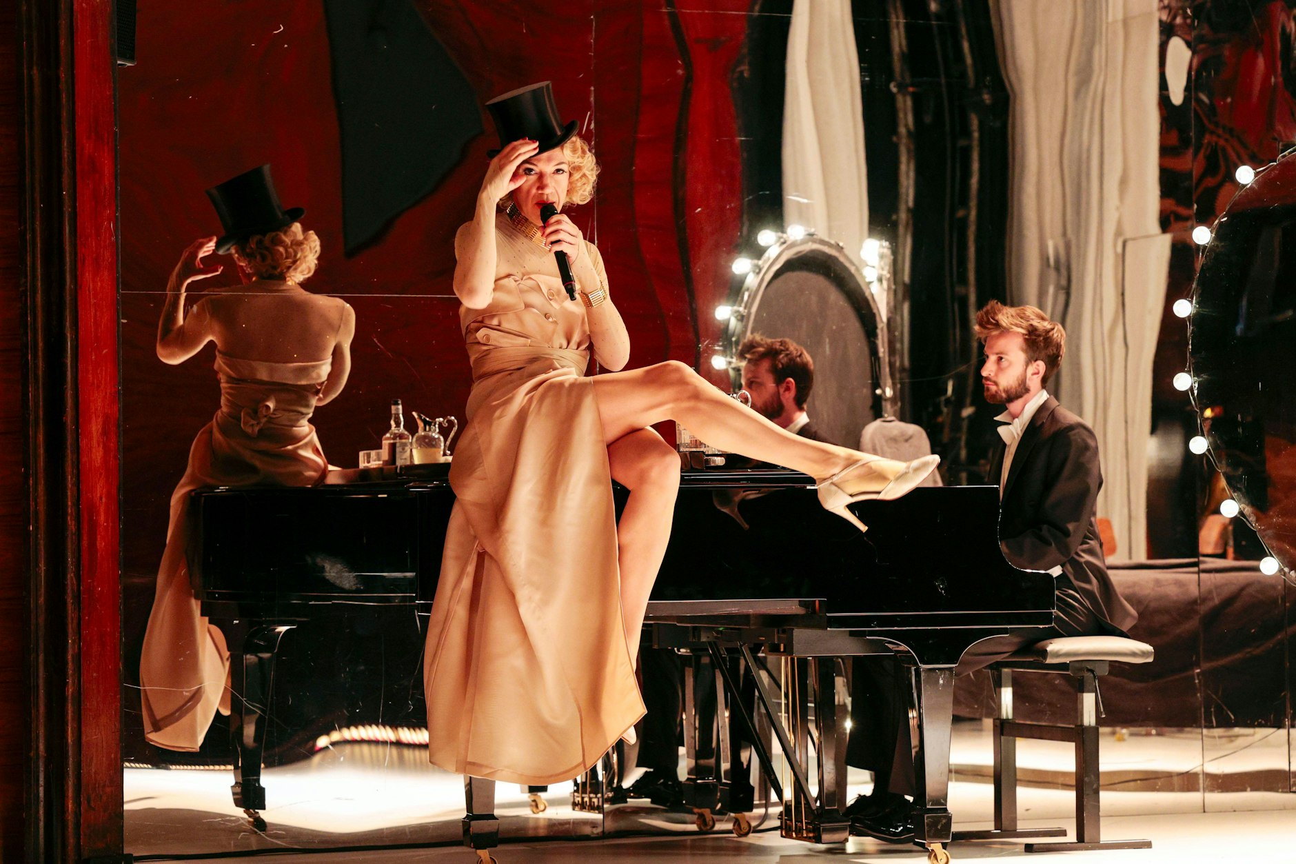 Sven Ratzke als Marlene Dietrich, Jetse de Jong am Klavier.