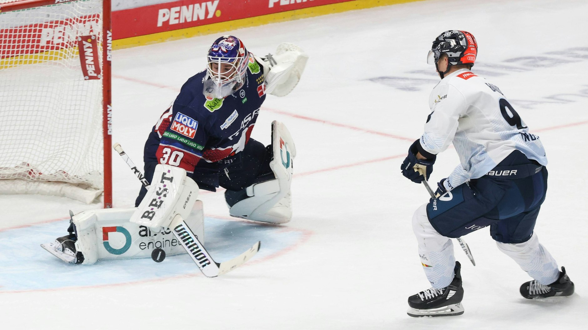 Gegen den ERC Ingolstadt fischt Eisbären-Goalie Jake Hildebrand auch einen Penalty von Andrew Rowe weg.
