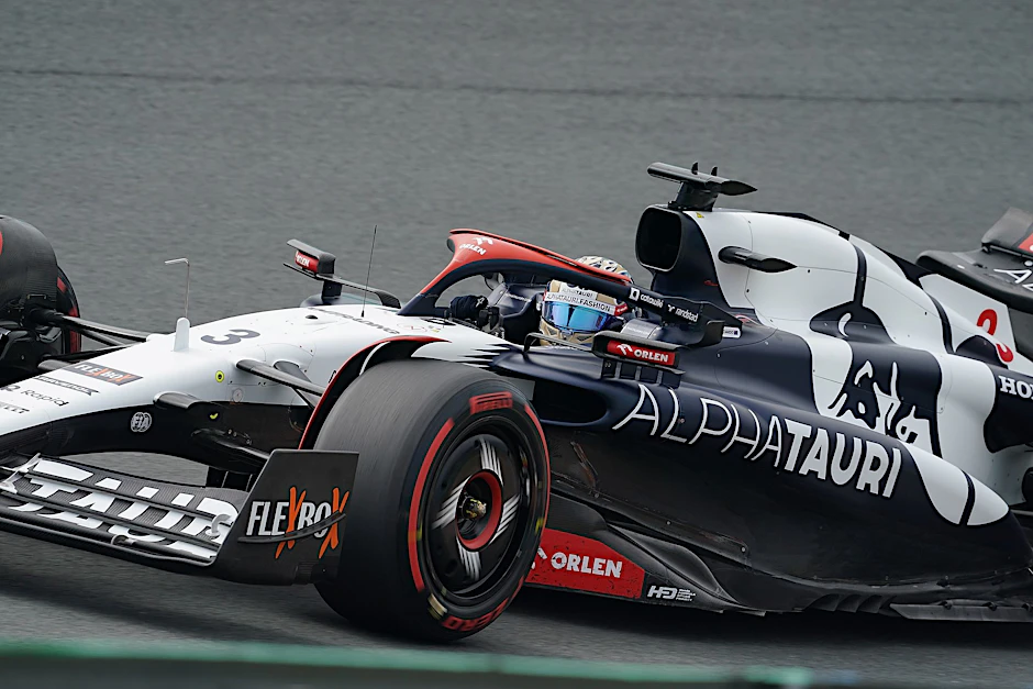 ARCHIV - Daniel Ricciardo aus Australien vom Team Alpha Tauri ist auf der Strecke unterwegs.  