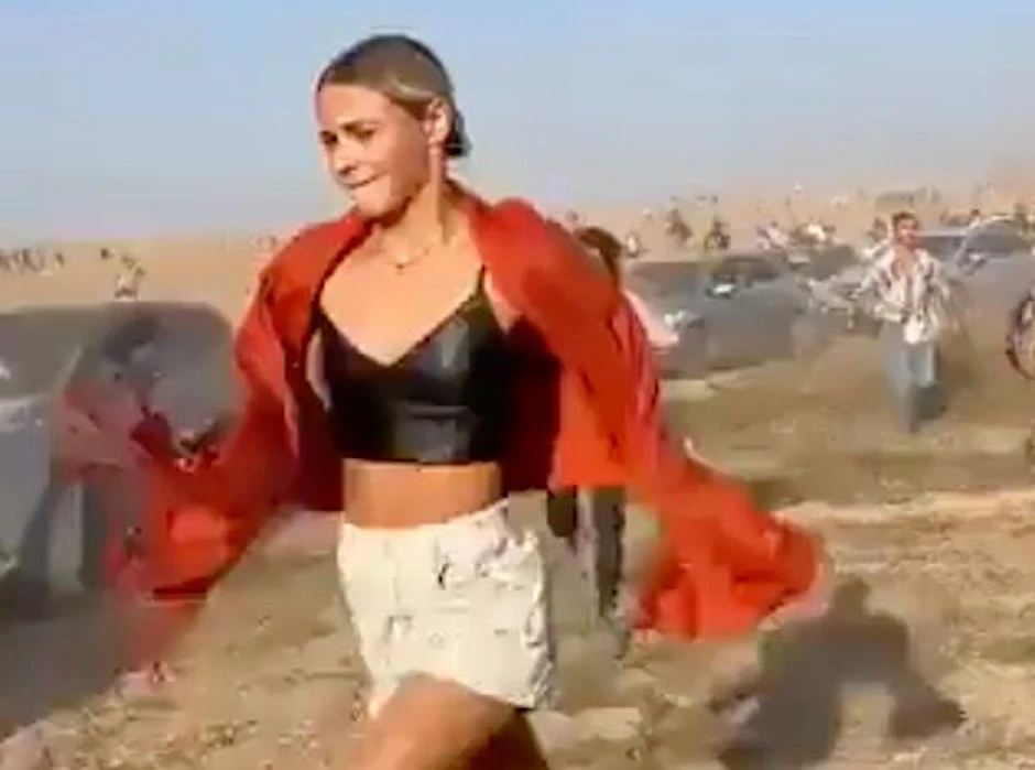 Samstagmorgen: Eine Frau flieht in Panik vor den Terroristen der Hamas.