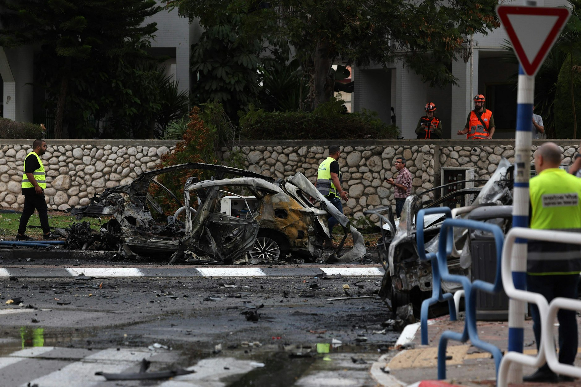 Israelische Rettungskräfte inspizieren den Ort eines Raketenangriffs in der südisraelischen Stadt Ashdod