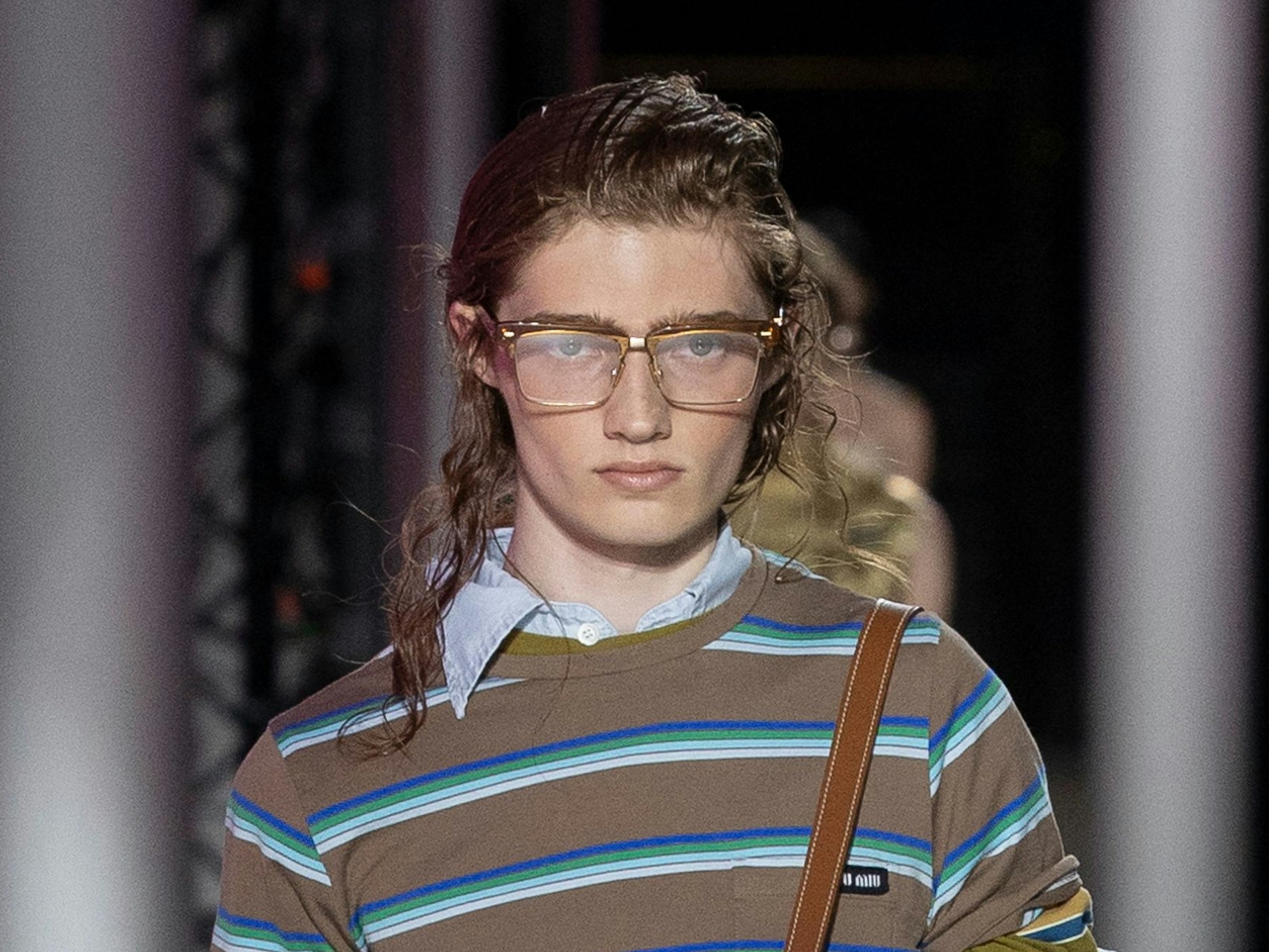 Miu-Miu-Nerd mit unsortiertem Kragen und verwuschelten Haaren