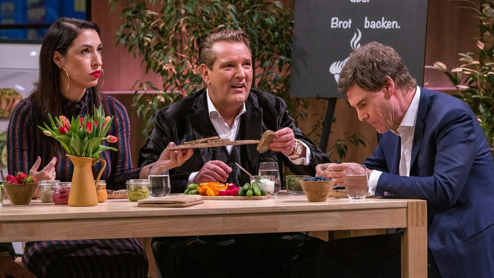 Tijen Onaran (v.l.n.r.), Ralf Dümmel und Carsten Maschmeyer bei der Brot-Verköstigung