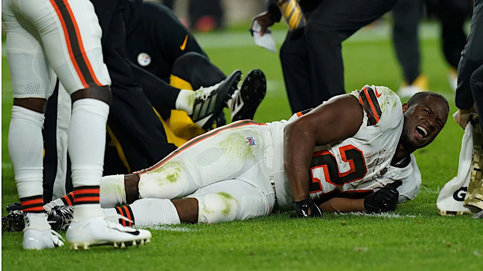 Nick Chubb liegt verletzt am Boden.  