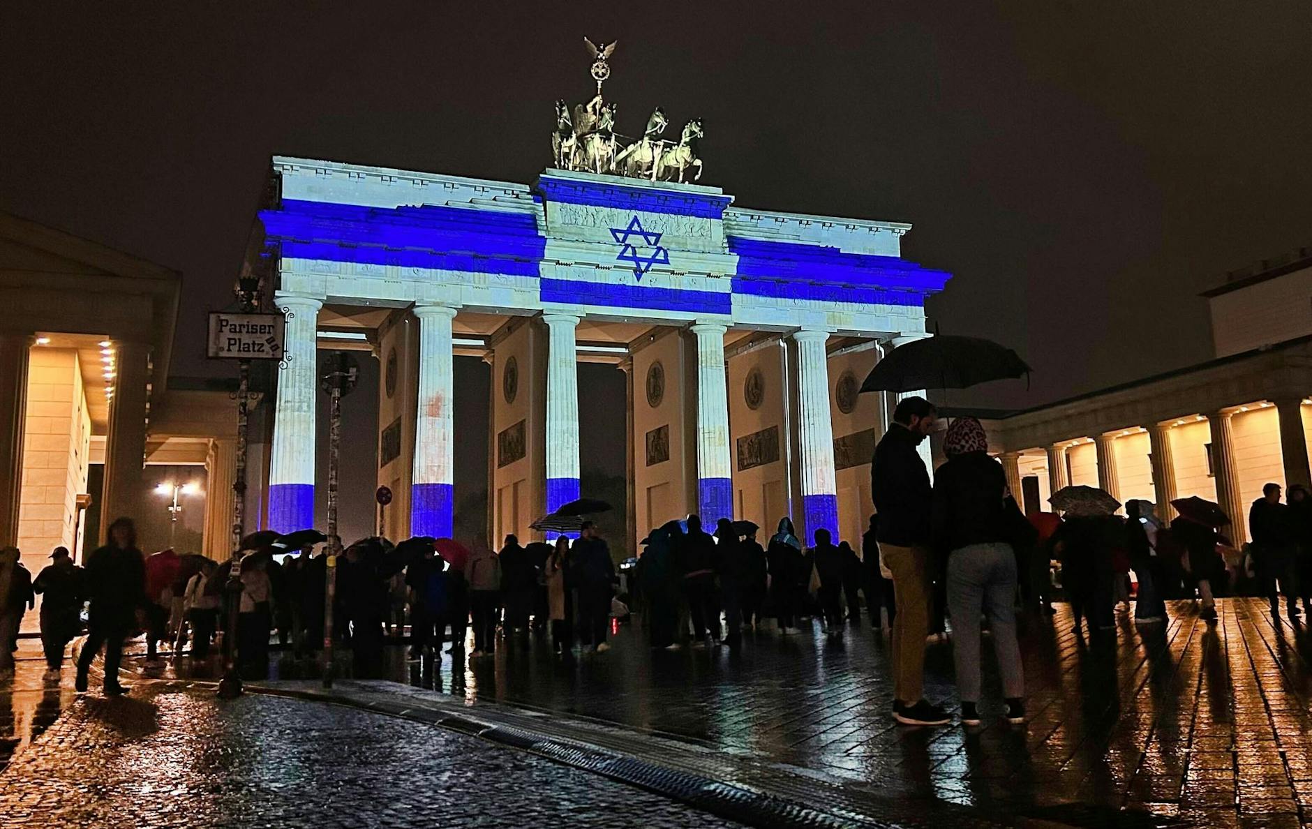 dpatopbilder - Israel wird seit Samstagmorgen von der Hamas angegriffen. Als Solidaritätsbekundung ist das Brandenburger Tor in den Farben der israelischen Flagge angestrahlt worden.