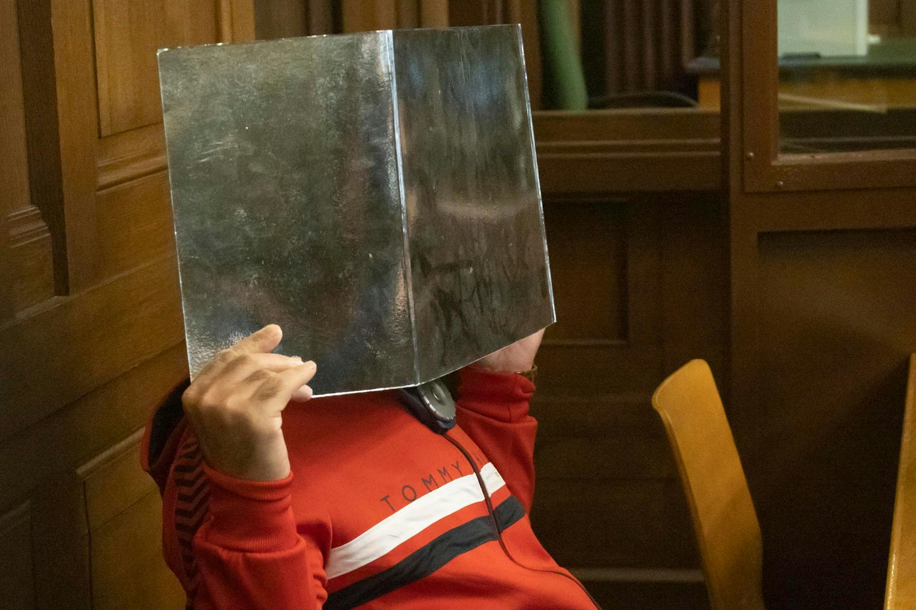 Der Frauenschlitzer auf der Anklagebank in Berlin.