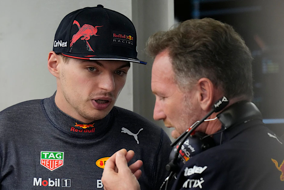 ARCHIV - Kann seinen dritten WM-Titel in Serie fix machen: Max Verstappen (l).  