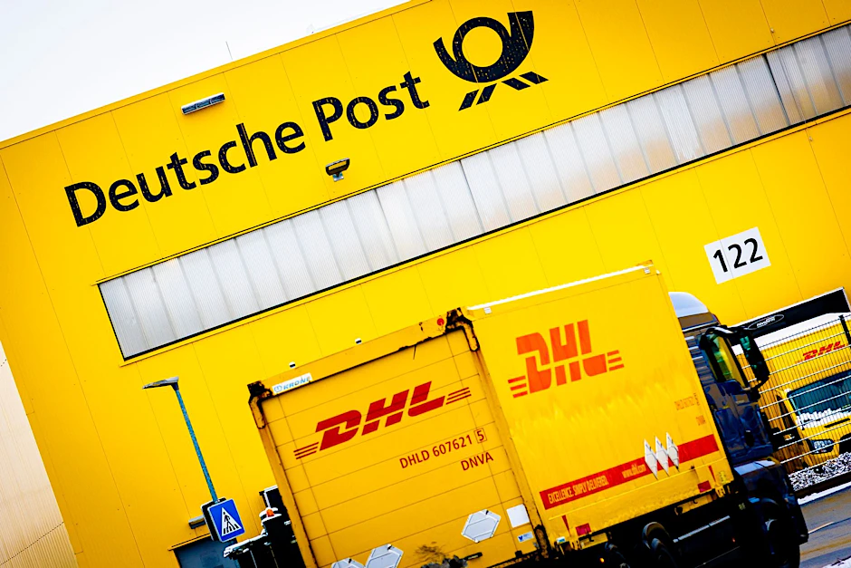 ARCHIV - Die Deutsche Post macht Vorschläge zur Briefzustellung in zwei Geschwindigkeiten.  