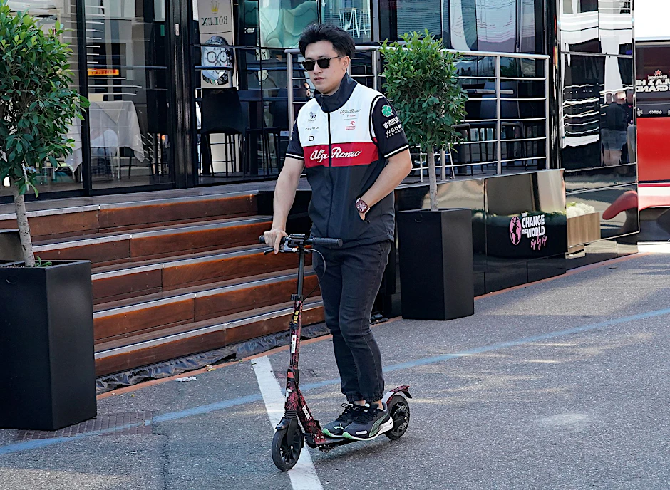 ARCHIV - Guanyu Zhou fährt auch 2024 für das Team Alfa Romeo in der Formel 1.  