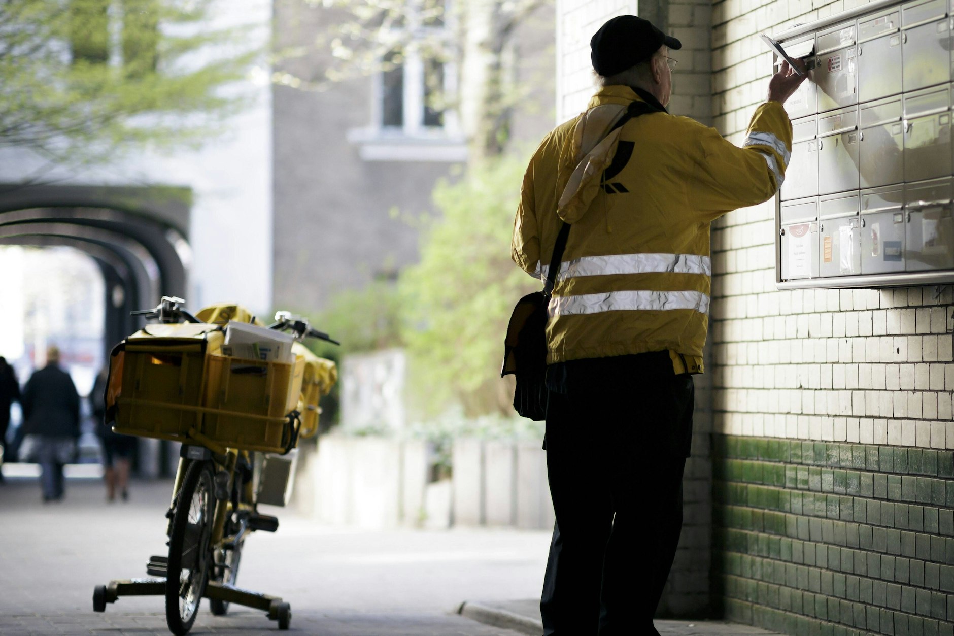 Das Postgesetz soll erneuert werden. Verdi protestiert in einer Kundgebung.