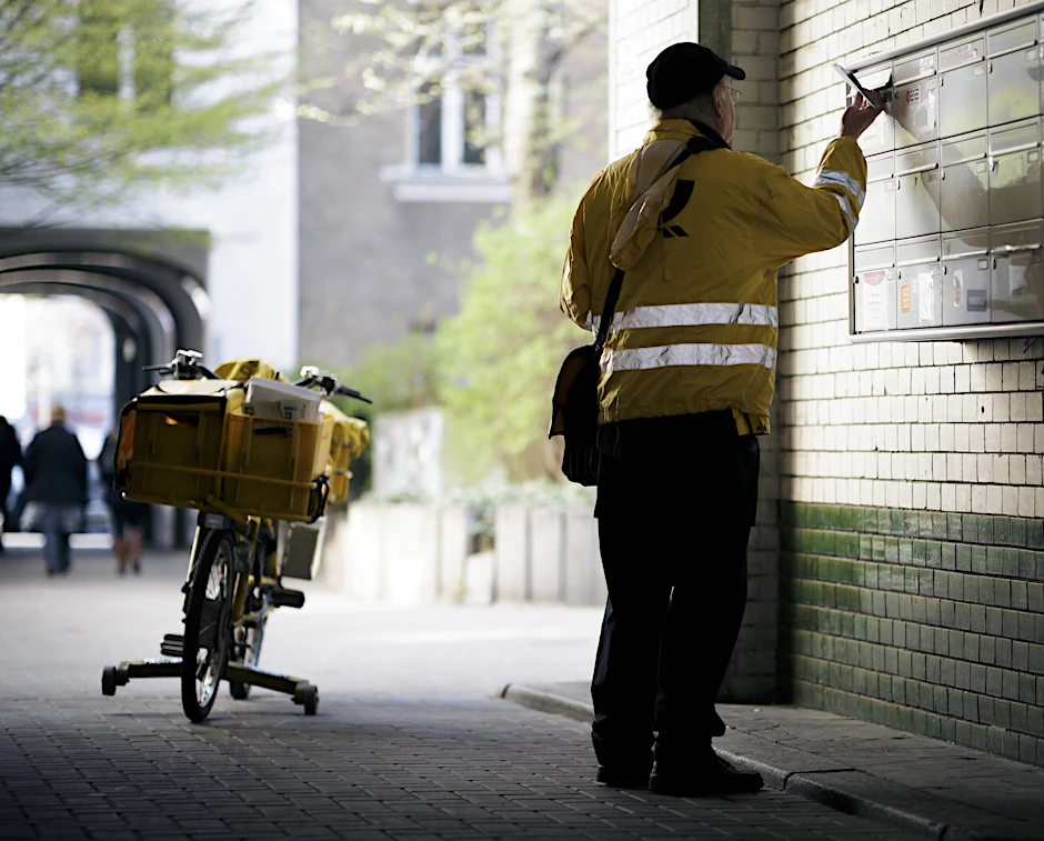 Das Postgesetz soll erneuert werden. Verdi protestiert in einer Kundgebung.