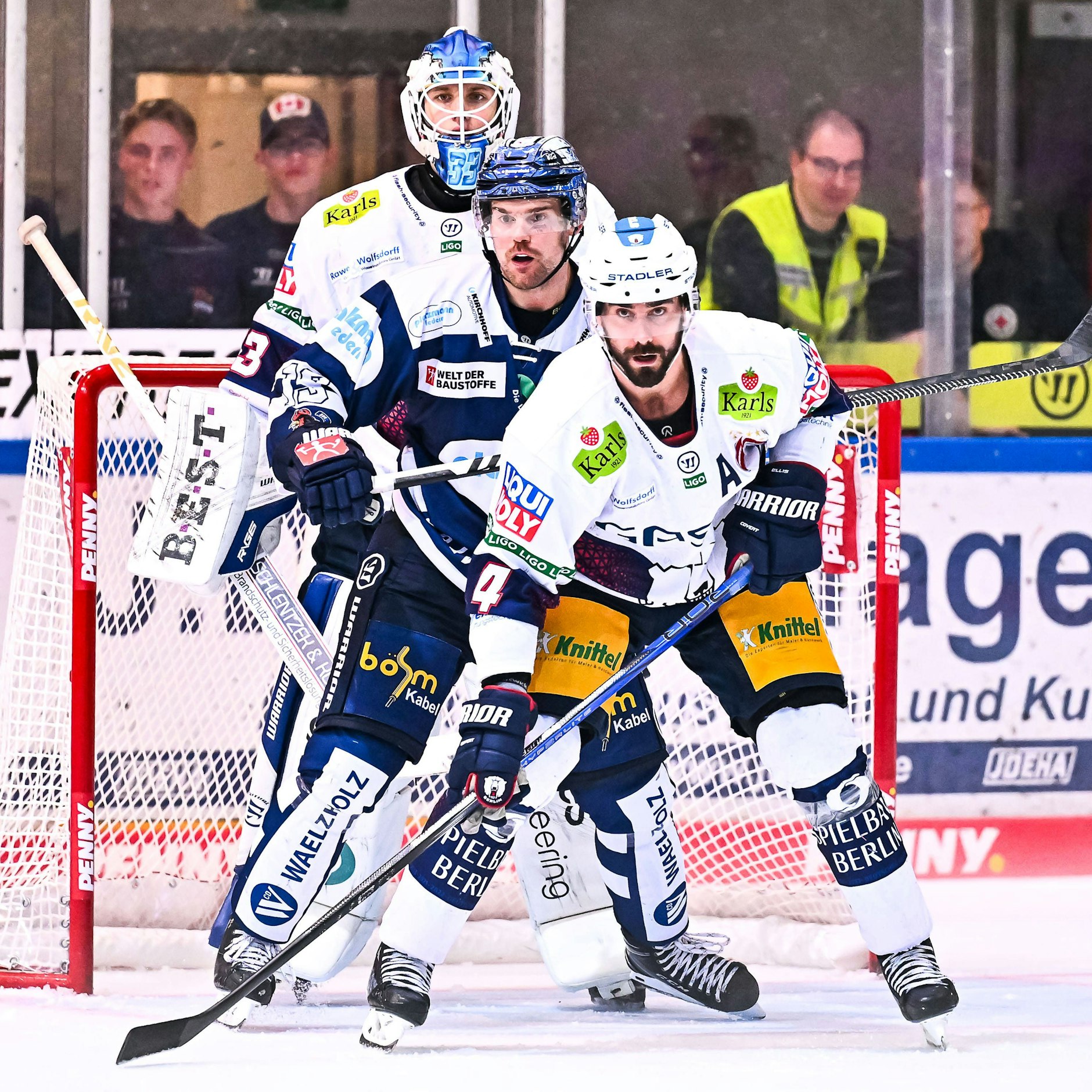 Morgan Ellis (v.) ist richtig gut drauf. Ist er auf dem Eis, gibt es für die Eisbären Berlin selten Gegentore.