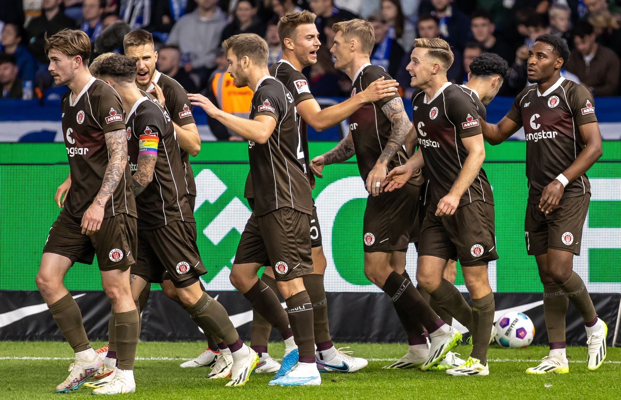 Image - Pauli erobert Tabellenspitze - Hannover siegt weiter