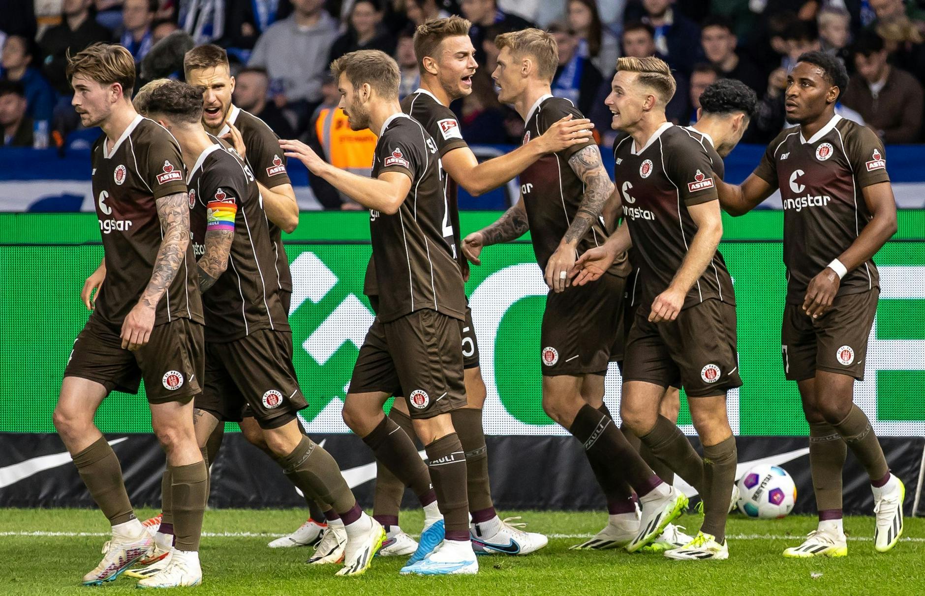 Der FC St. Pauli übernahm nach dem Sieg in Berlin Platz eins.