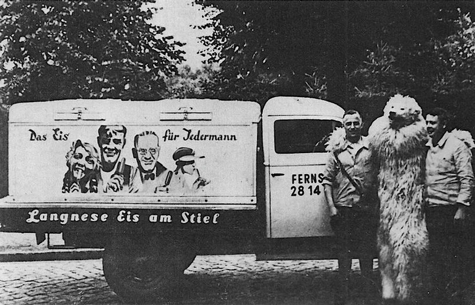 HANDOUT - Ein historischer Eis-Wagen, der für «Eis am Stiel» wirbt.  