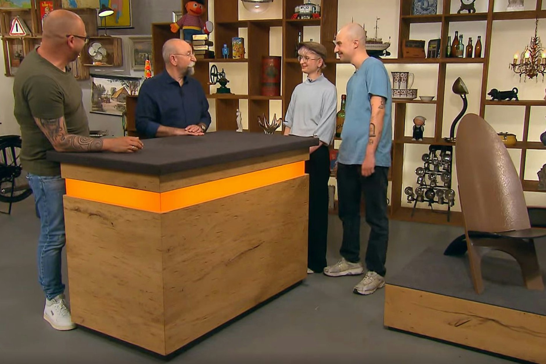 Lea und Timon aus Duisburg (r.) haben keine hohe Meinung von ihrem Sitzmöbel. 