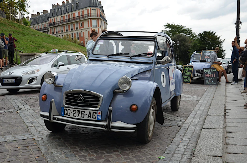 ARCHIV - Die Ente: Auch 75 Jahre nach der Vorstellung auf dem Pariser Autosalon hat der Citroën 2CV eine große Fangemeinde.  
