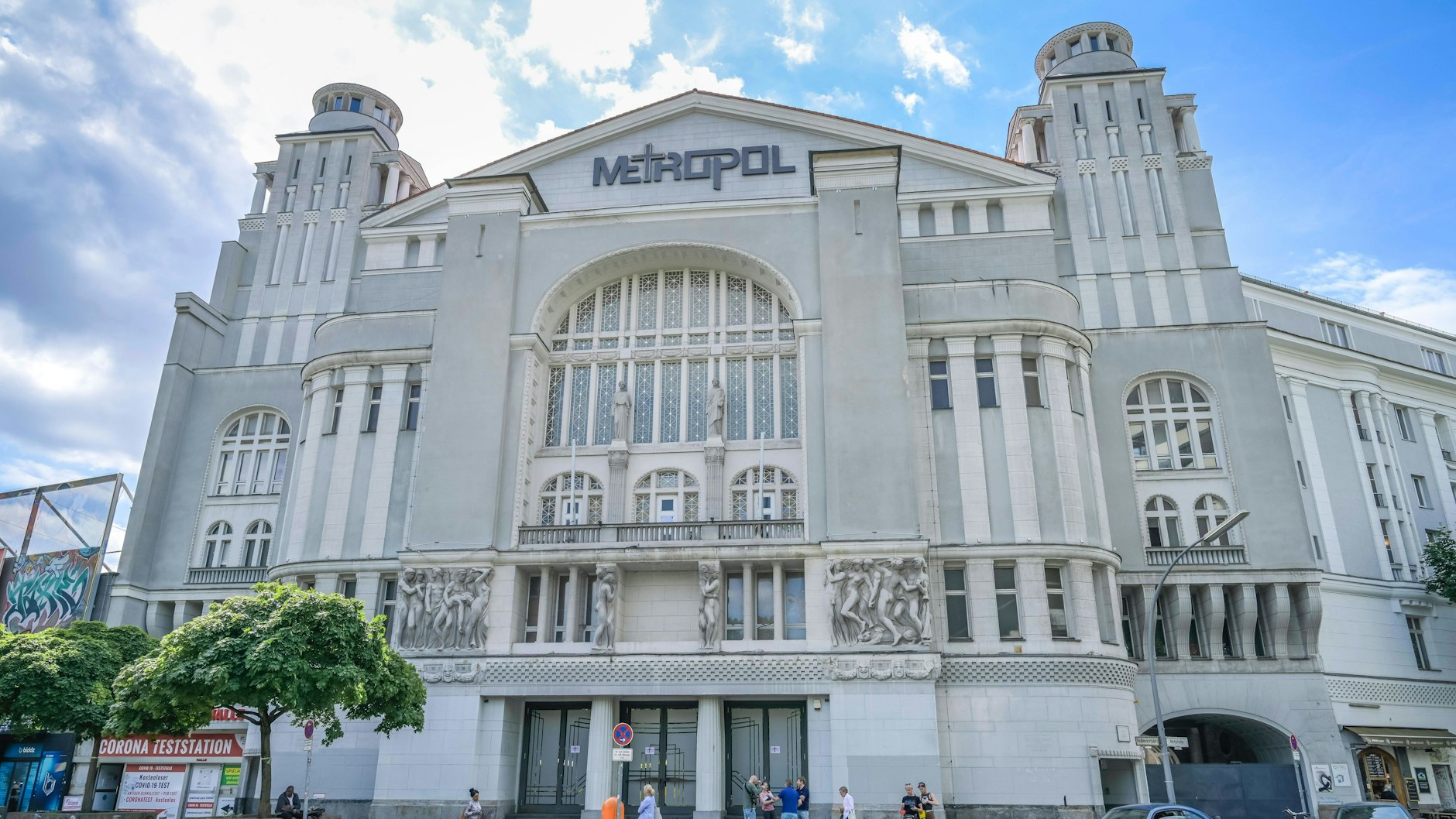 Das Metropol am Nollendorfplatz, hier gehen die Protagonisten shoppen.