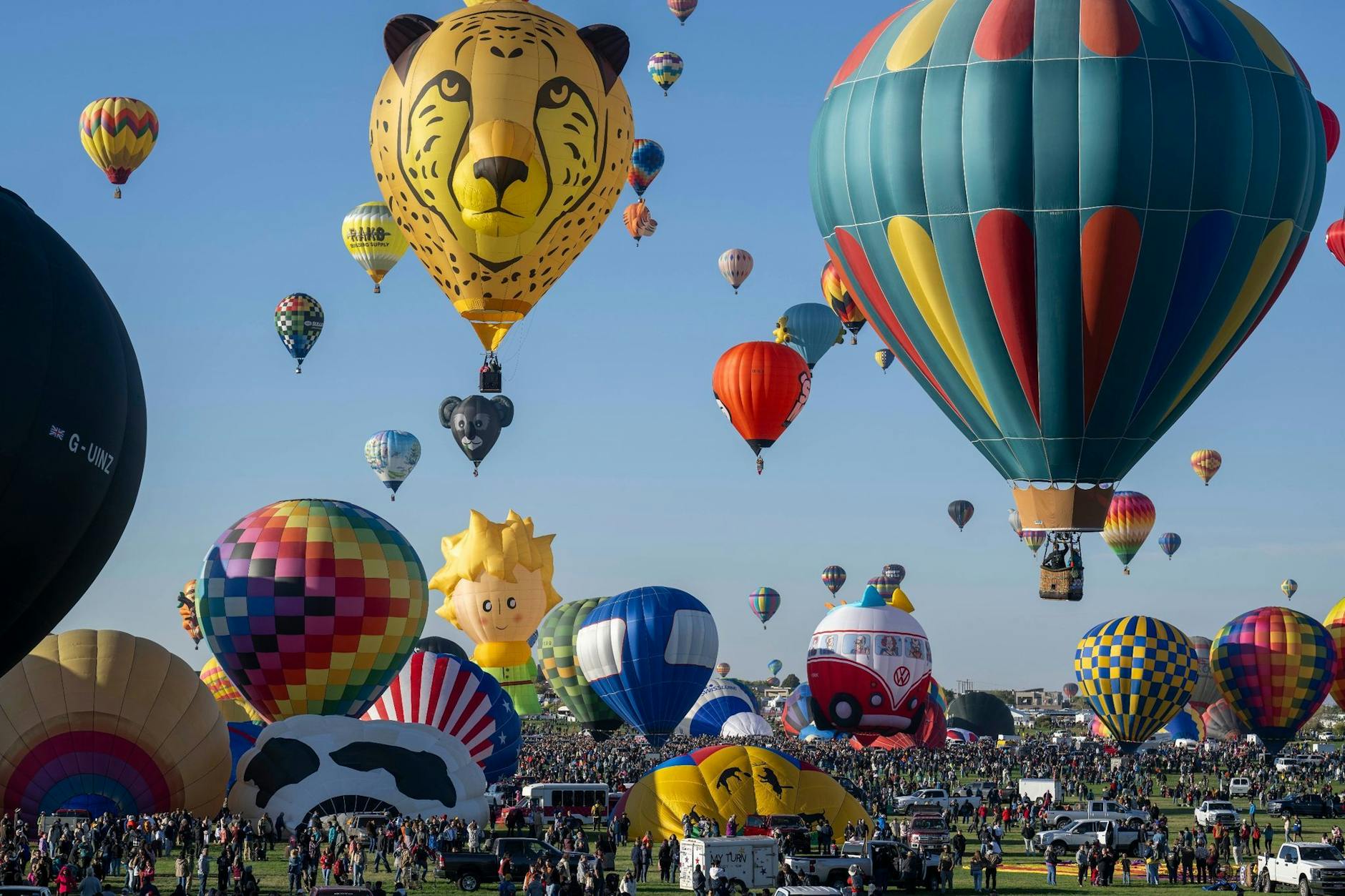 Das Internationale Ballon-Fest in Albuquerque in den USA sorgt für ein buntes Spektakel. Fast 500 Ballons heben im Laufe der Veranstaltung ab. pa