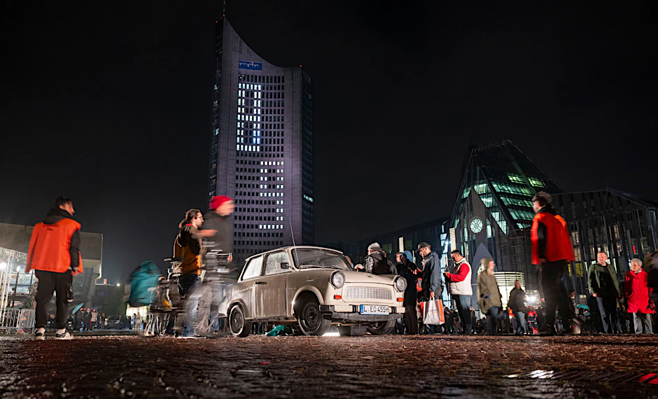  Zwölf Trabis bilden den Rahmen einer audiovisuellen Installation des Künstlerteams "Signal Creative" und "Post Bellum Prag" auf dem Augustusplatz in Leipzig.
