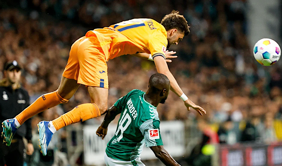 Hoffenheims Florian Grillitsch (l) und Bremens Naby Keita kämpfen um den Ball.  